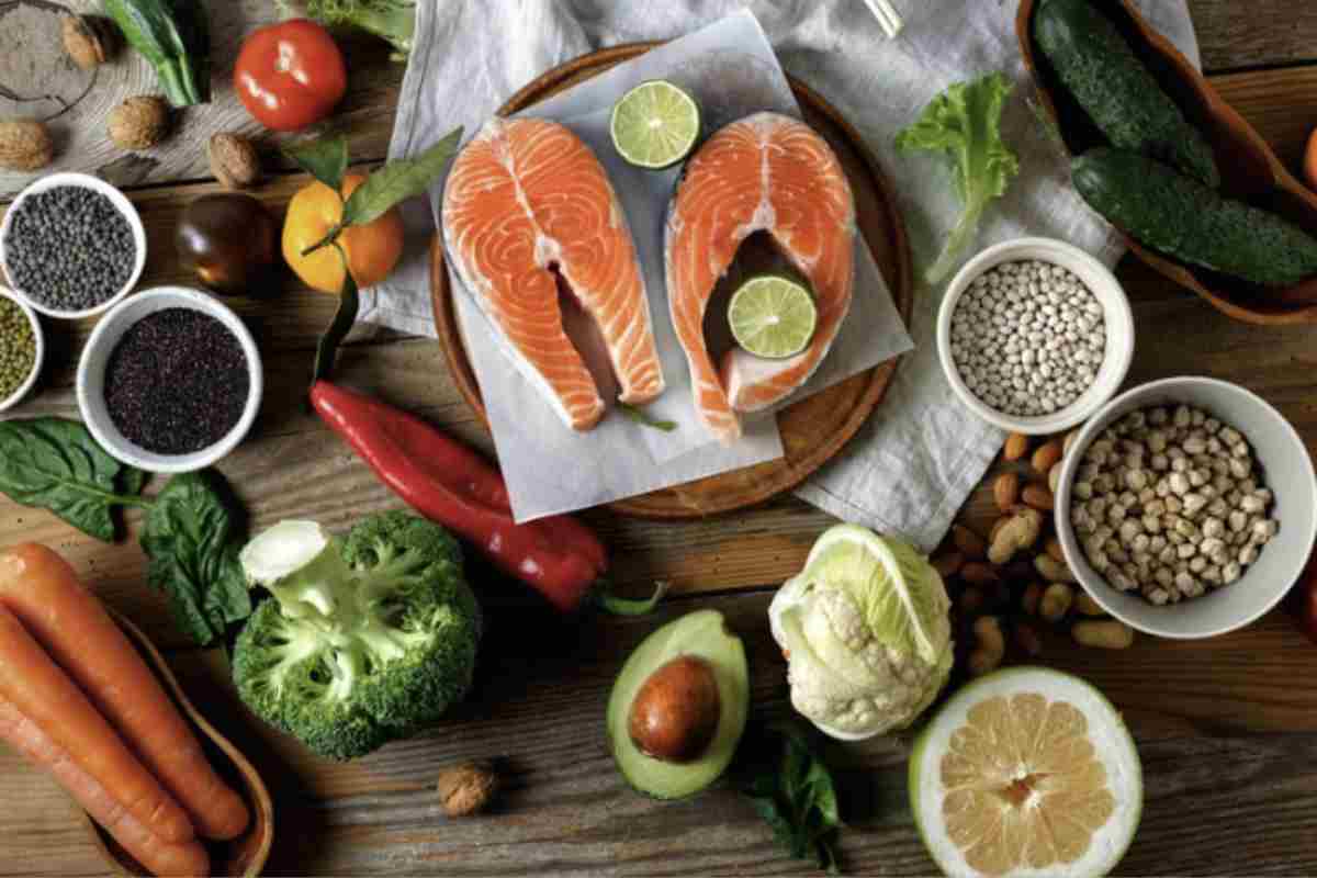 Per massimizzare i benefici cognitivi è fondamentale adottare un’alimentazione varia e bilanciata, basata su un consumo regolare e moderato