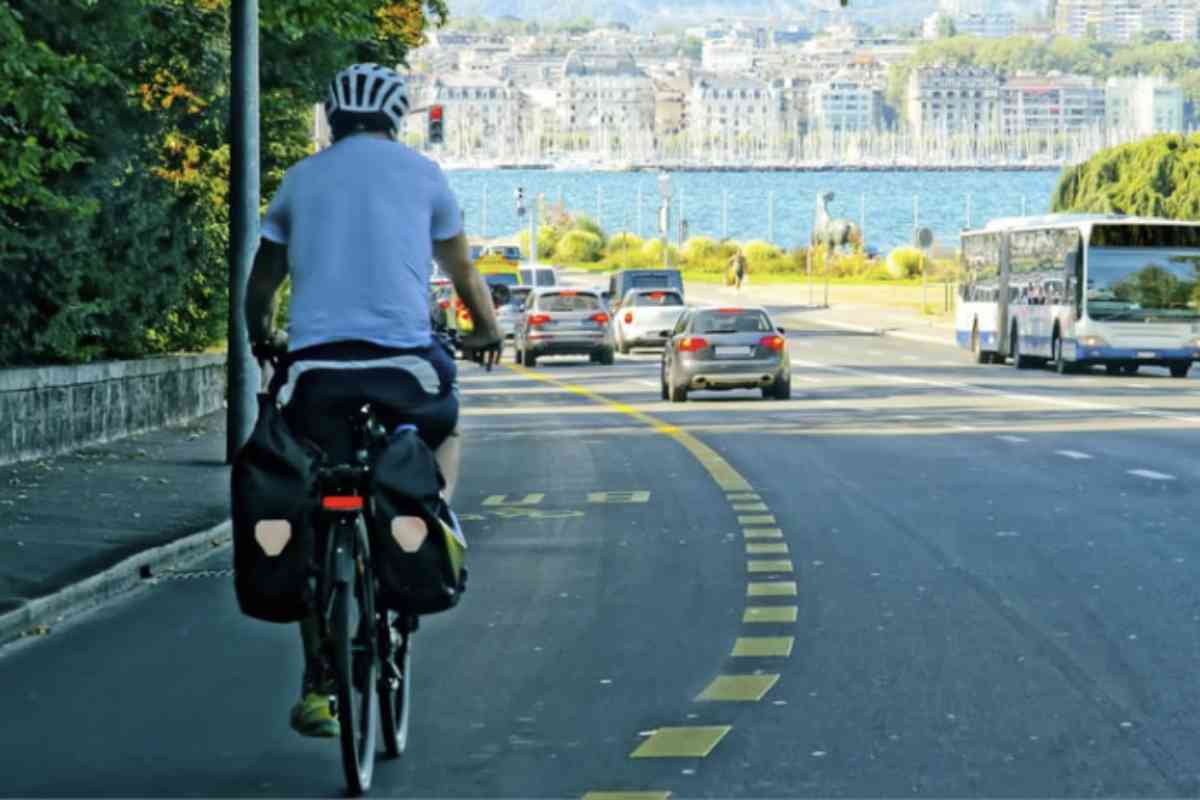 Le modifiche al Codice della Strada impongono agli automobilisti di mantenere una distanza laterale di almeno 1,5 metri durante il sorpasso