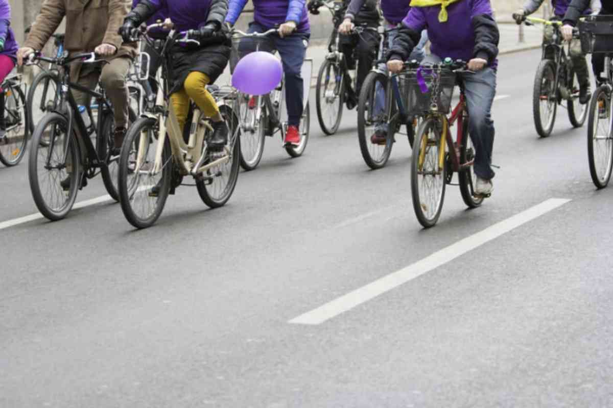 Il mancato rispetto delle norme sul sorpasso dei ciclisti comporta conseguenze legali molto serie. Oltre alla multa fino a 655 euro,