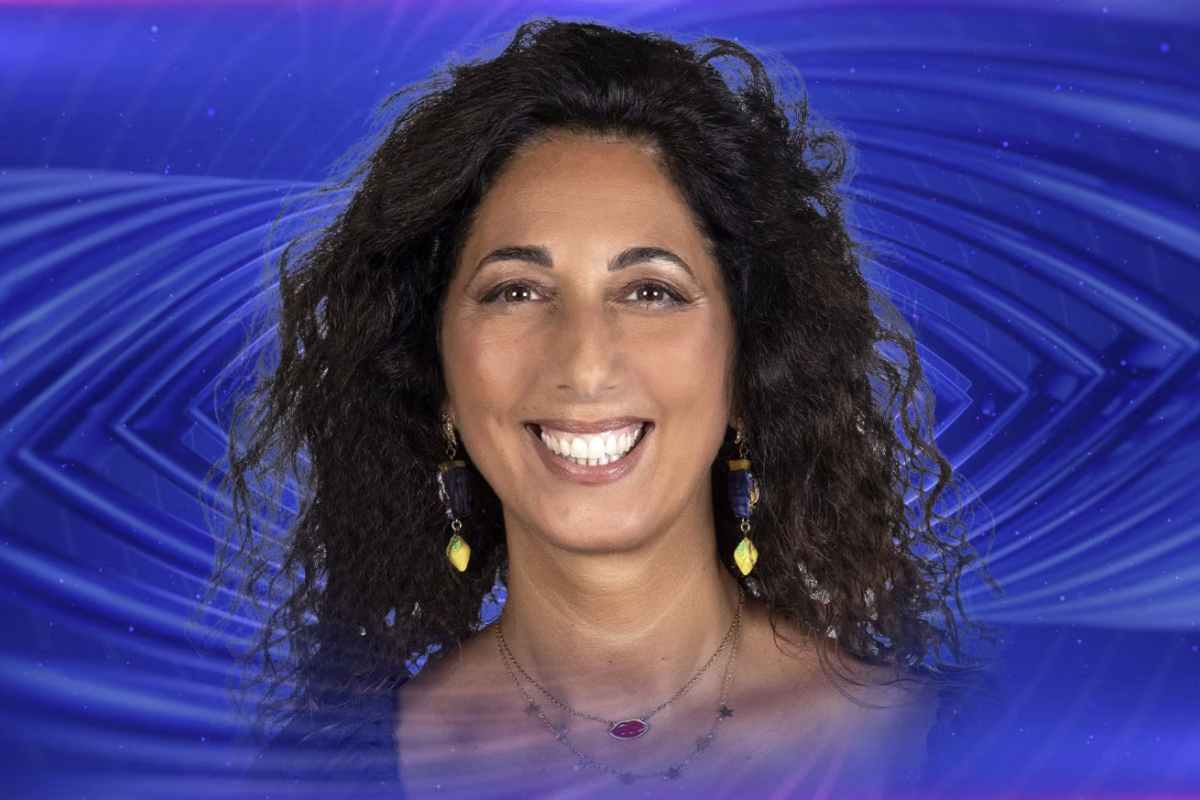 Nata a Bari 46 anni fa, Donatella si presenta come una casalinga energica e ironica, sposata da trent’anni con Andrea Mineccia