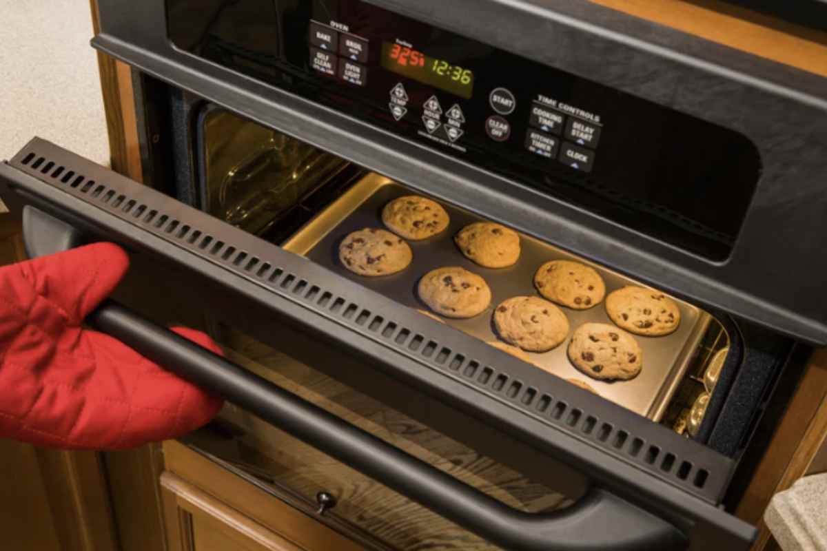 Un aspetto spesso sottovalutato riguarda il posizionamento delle teglie: il ripiano centrale è la scelta più neutra