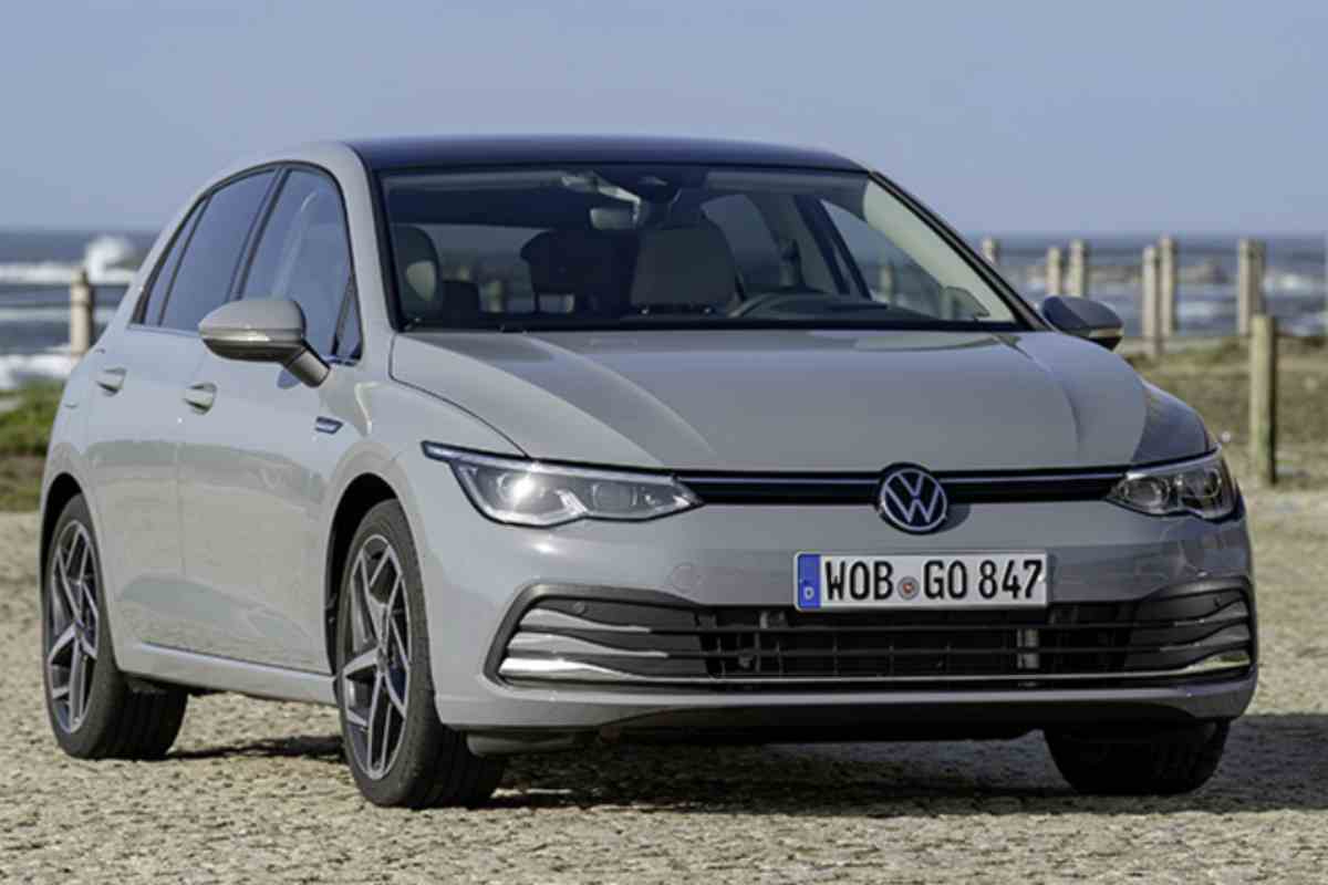 La Volkswagen Golf, nata nel 1974 come erede del leggendario Maggiolino, rappresenta da decenni un pilastro del successo del gruppo tedesco.