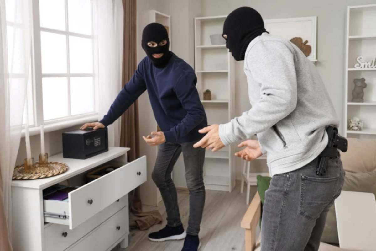 Il crescente rischio di furti in abitazione impone una risposta coordinata tra cittadini, forze dell’ordine e istituzioni.