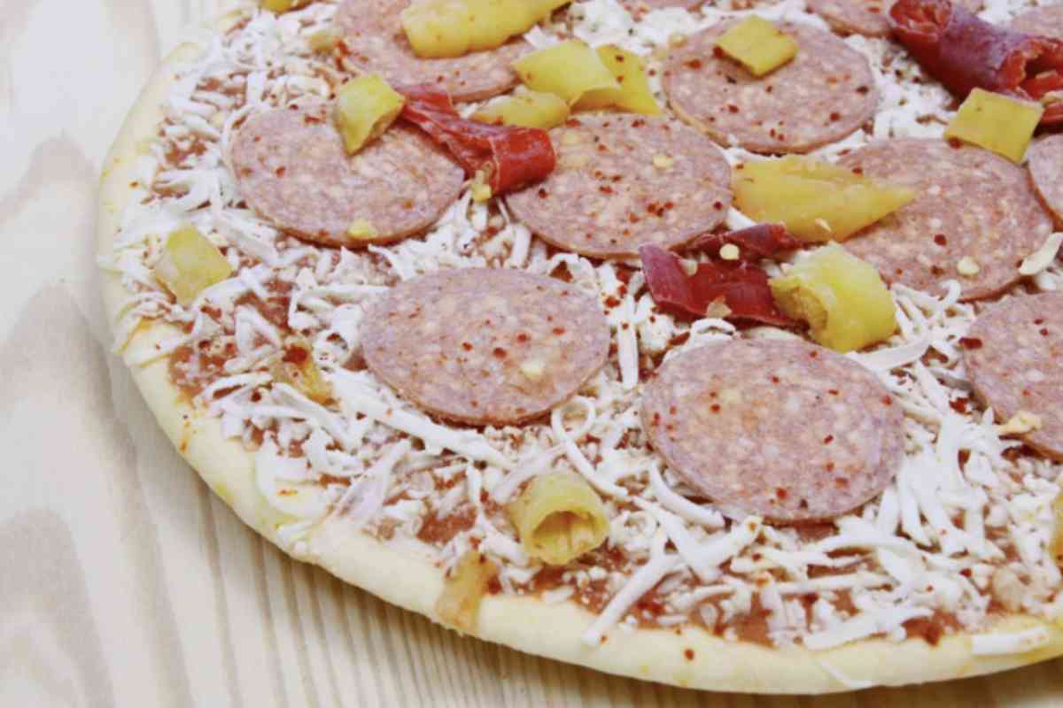 La pizza surgelata è diventata un pilastro della dieta italiana per la sua versatilità e rapidità di preparazione.