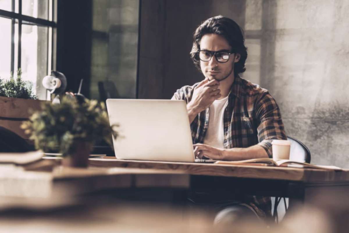 In questo contesto, l’alimentazione gioca un ruolo cruciale nel supportare le funzioni cognitive, la memoria e la concentrazione