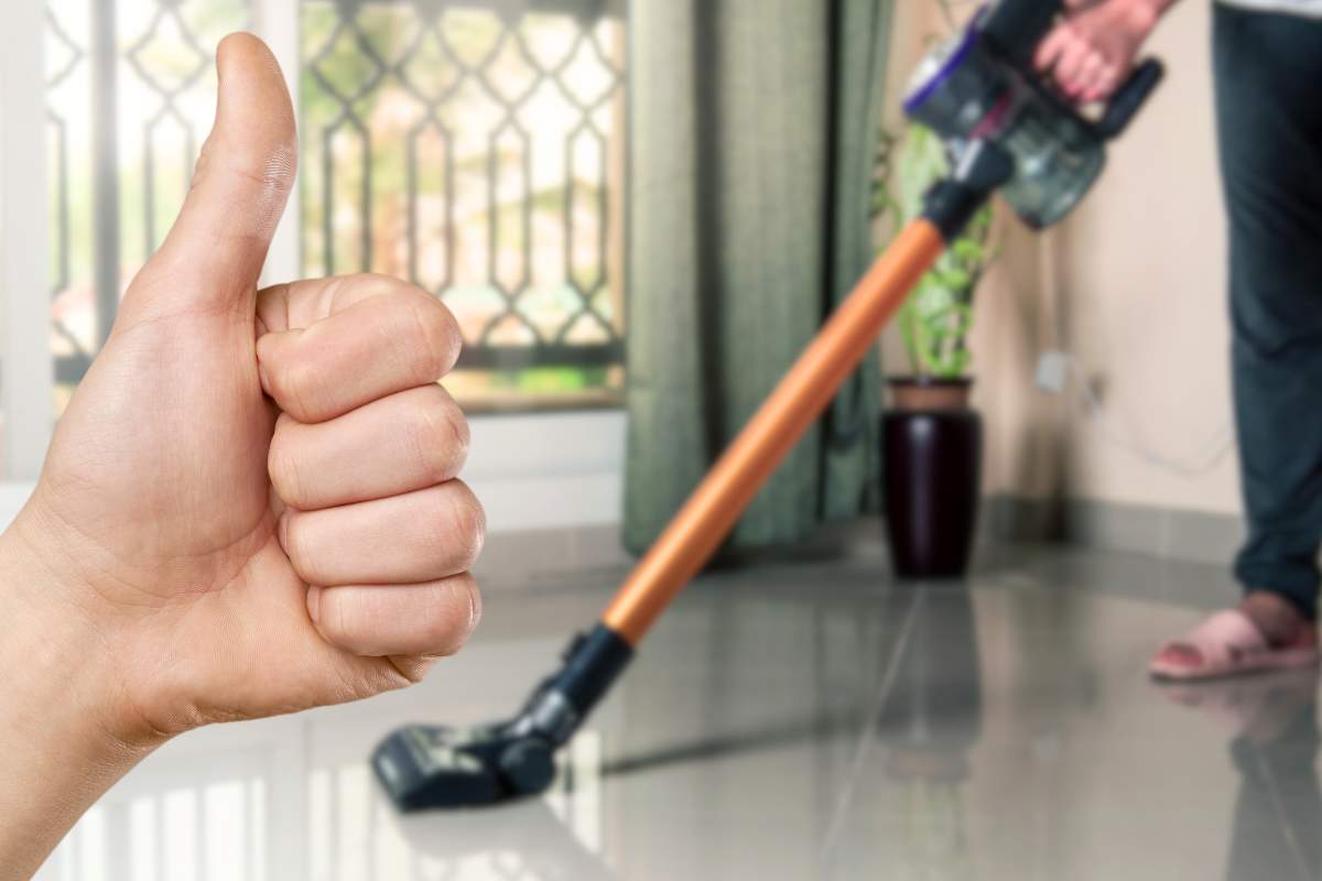 aspirapolvere mano pollice su