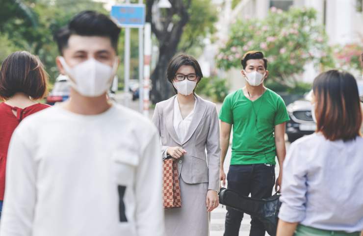 persone con mascherina per strada