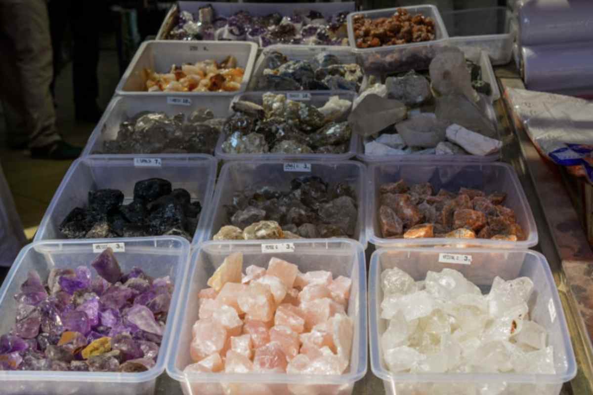 Oltre ai cristalli, la magia dei colori gioca un ruolo fondamentale nel potenziamento della manifestazione dei desideri.